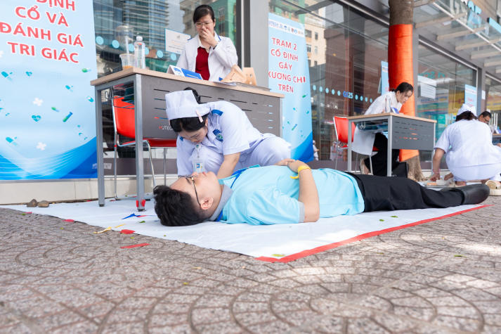 “Chạy trạm” cấp cứu, sinh viên Khoa Điều dưỡng - Kỹ thuật y học luyện bản lĩnh xử trí tình huống y khoa 48