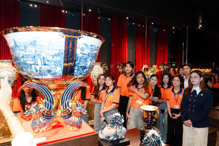 Học kể câu chuyện thương hiệu từ di sản: Sinh viên HUTECH trải nghiệm thực tế tại Gốm sứ Minh Long 65