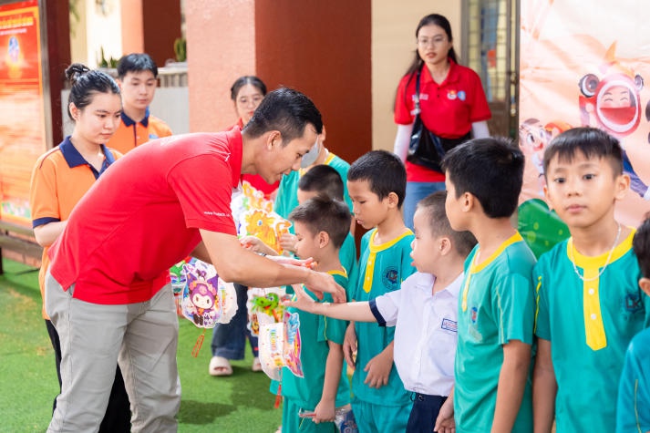 Nhiều lồng đèn, quà trung thu ý nghĩa dành tặng các em nhỏ tại Bình Dương của sinh viên VJIT 34