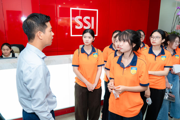 “Ngồi ghế nóng” tại SSI, sinh viên Quan hệ công chúng mở góc nhìn về văn hóa doanh nghiệp 38