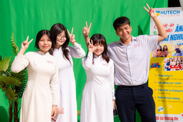 Học sinh THPT khám phá loạt mô hình học thuật sáng tạo tại gian hàng HUTECH 49