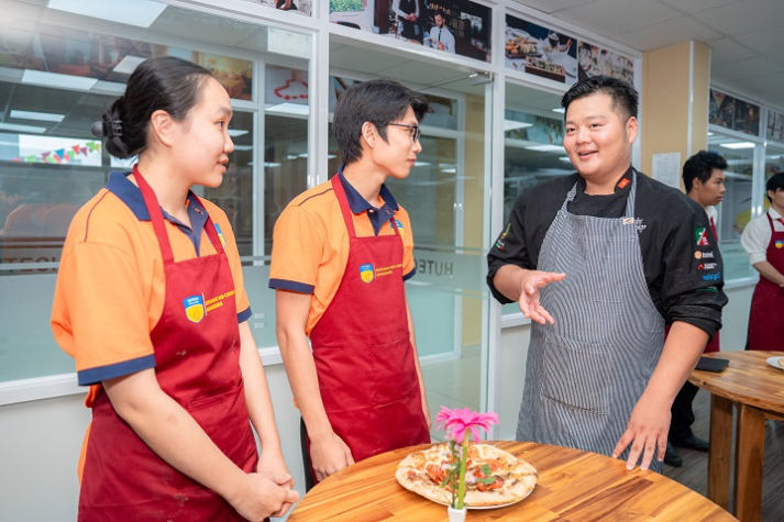 [Video] Top 4 Giải vô địch Pizza Thế giới 2025 hướng dẫn sinh viên Quản trị nhà hàng làm pizza “chuẩn Ý” 49