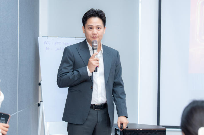 PR-ers HUTECH “bỏ túi” bí quyết phát triển sự nghiệp từ chuyên gia FWD Việt Nam 24
