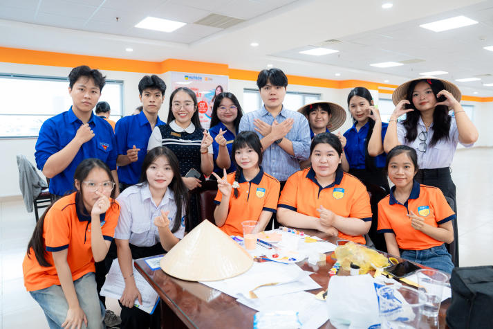 Lan tỏa tinh thần “Sắc Việt” trong Ngày hội trang trí nón lá của sinh viên Khoa Tài chính - Thương mại 32