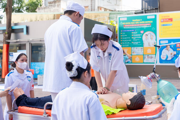 “Chạy trạm” cấp cứu, sinh viên Khoa Điều dưỡng - Kỹ thuật y học luyện bản lĩnh xử trí tình huống y khoa 78