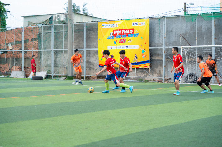 [Hội thao CB-GV-NV HUTECH 2025]: VPT-VPHĐT-P.NS-TT.KĐ-ĐBCL-B.TTr-TT.IT đăng quang ngôi vương Bóng đá nam 98