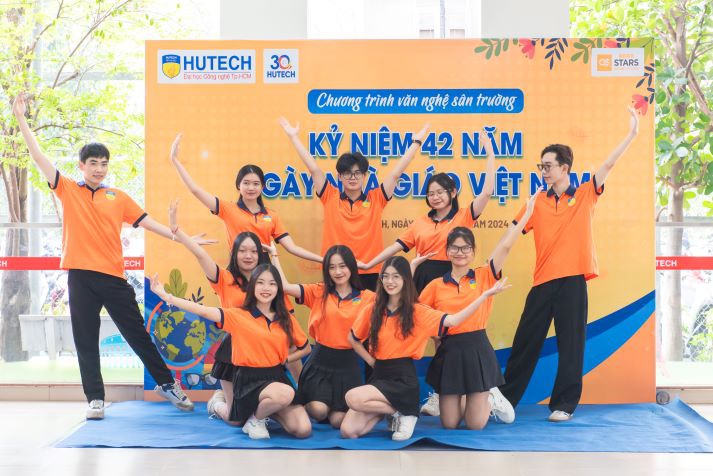 [Ảnh] HUTECH rộn ràng với loạt tiết mục văn nghệ đặc sắc chào mừng ngày Nhà giáo Việt Nam 20/11 163