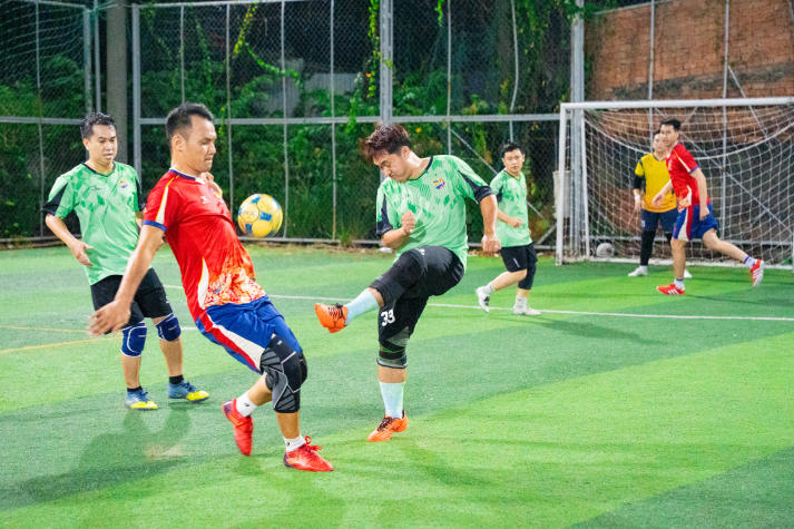 [Hội thao CB-GV-NV HUTECH 2025] Nảy lửa vòng Tứ kết bóng đá nam, 04 cái tên xuất sắc lộ diện vào Bán kết 79