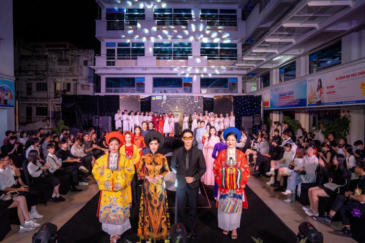 Sinh viên khoa Du lịch - Nhà hàng - Khách sạn tổ chức đêm diễn thời trang “Lụa Fashion  Show, Ngàn năm Lụa Việt” 47