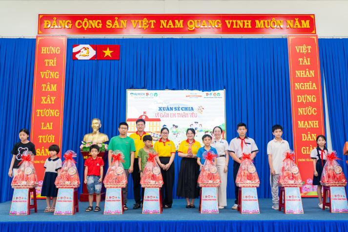 Khi mùa xuân được sẻ chia: Tuổi trẻ Khoa Tài chính - Thương mại mang Tết đến với thiếu nhi khó khăn 62