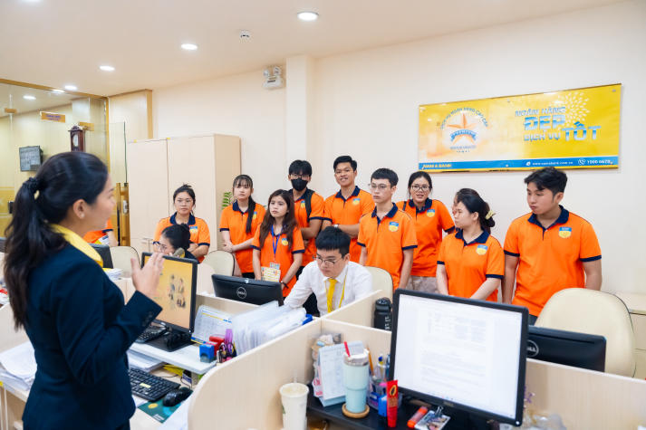 Trải nghiệm thực tế tại Nam A Bank, sinh viên Khoa Luật mở rộng góc nhìn về ngân hàng số 91