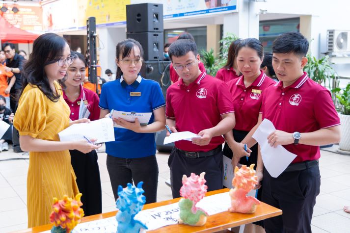 Sinh viên Khoa Trung Quốc học hào hứng trang trí tượng chào mừng Xuân Giáp Thìn 2024 25