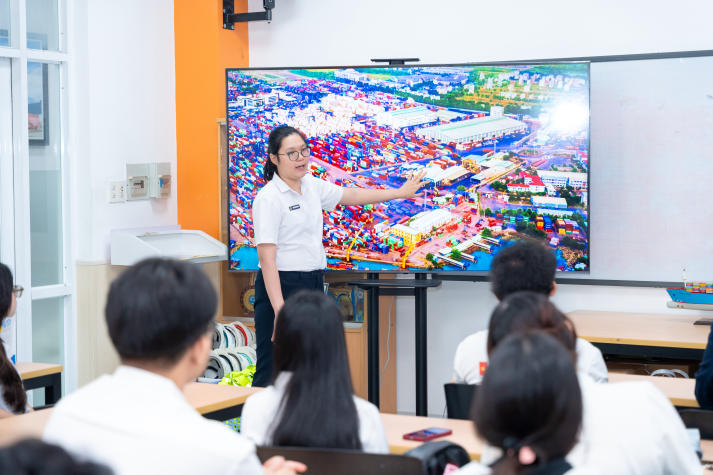 Sinh viên Viện Công nghệ Việt - Hàn tìm hiểu thực tế vận hành logistics tại Cảng Cát Lái 19