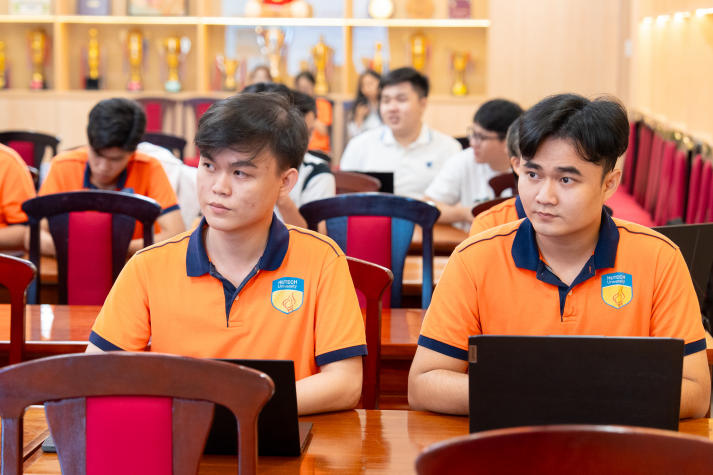 [Video] Bản lĩnh công nghệ của sinh viên HUTECH tỏa sáng tại Chung kết Website & AI Innovation Contest 2026 20