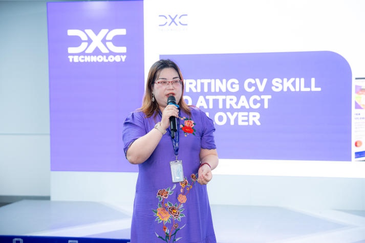 [Video] Students of the Institute of International Education visited DXC Technology Vietnam 46