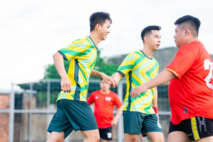 [Hội thao CB-GV-NV HUTECH 2025] Nảy lửa vòng Tứ kết bóng đá nam, 04 cái tên xuất sắc lộ diện vào Bán kết 52