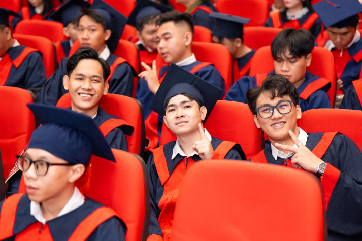 “Chủ động thích nghi, không ngừng làm mới chính mình và hãy tiếp tục mơ những giấc mơ lớn!” 63