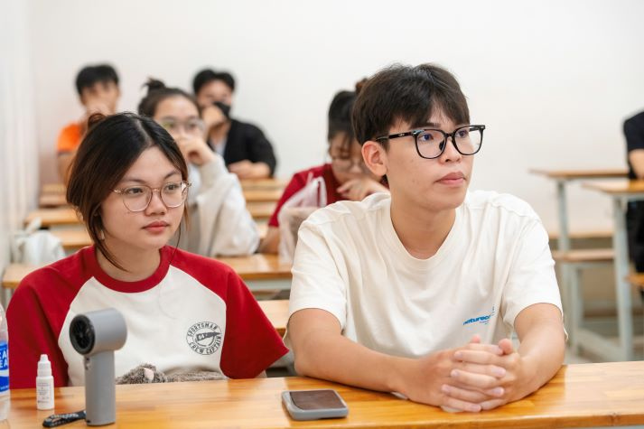 [Video] Ngày đầu năm học 2025-2026 tại HUTECH: Hào hứng, rộn ràng và đầy kỳ vọng 95