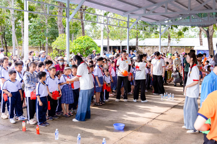 Chi bộ 17 mang mùa trăng ấm áp đến gần 270 học sinh Trường Tiểu học Mỹ An 28