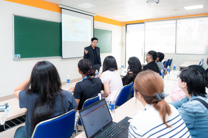 Chạm vào nét Việt, sinh viên quốc tế khám phá di sản và sáng tạo trên nón lá 38