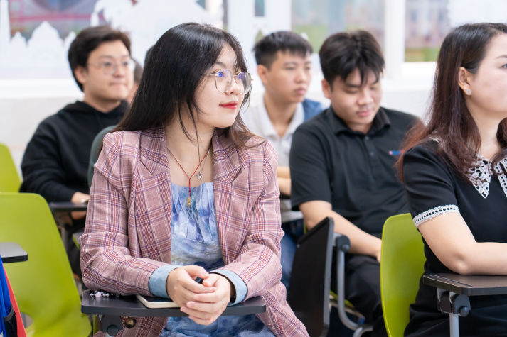 CLB Sư phạm Tiếng Anh HUTECH tôn vinh cống hiến, trao gửi tri ân trong buổi tổng kết 19