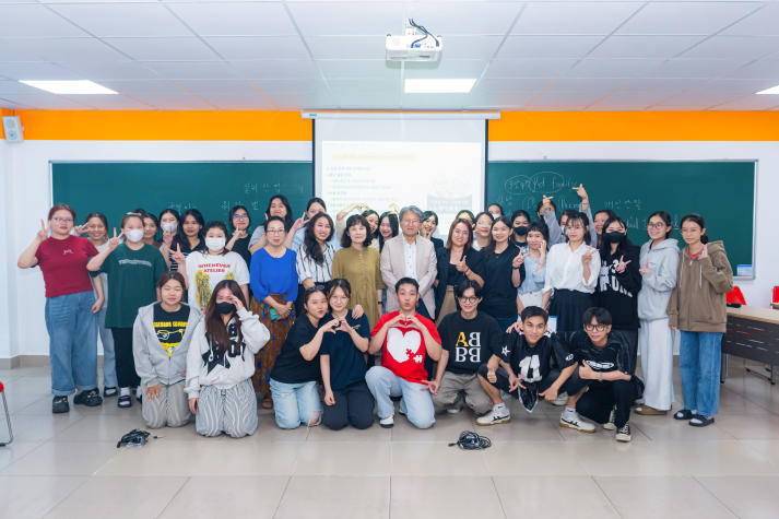 Hàn Quốc trong xã hội toàn cầu: Bài học từ thực tiễn cho sinh viên Khoa Hàn Quốc học 78