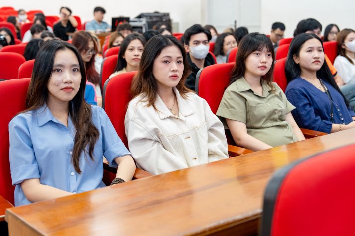 Sinh viên Khoa Khoa học Xã hội và Quan hệ Công chúng lần giở “bí mật” tạo nên TVC bạc tỷ 15