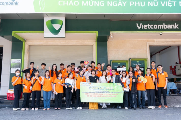 Sinh viên ngành Tài chính - Ngân hàng HUTECH sôi nổi tham quan tại Vietcombank 48