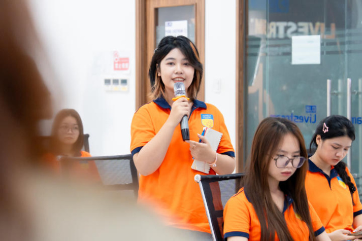 ​[Video] Sinh viên Truyền thông đa phương tiện “nhập vai” thành host livestream chuyên nghiệp trong chuyến đi đến G.DJS 68