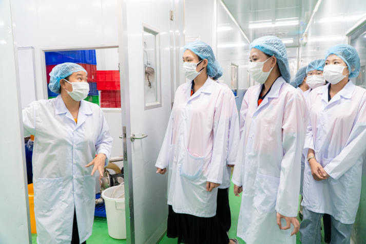 Sinh viên Công nghệ thẩm mỹ khám phá hậu trường ngành làm đẹp tại Nhà máy mỹ phẩm Labcos 48