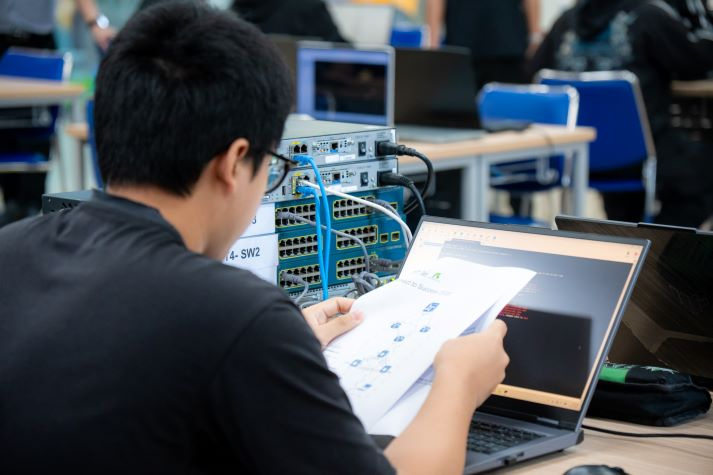 Sinh viên Công nghệ thông tin “thực chiến” xử lý sự cố mạng Cisco 50