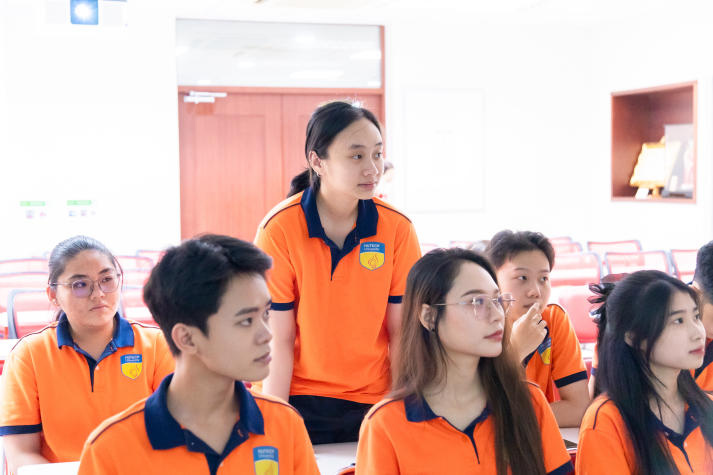 Sinh viên Công nghệ sinh học khám phá “hệ sinh thái lợi khuẩn” hiện đại tại Nhà máy Yakult Việt Nam 40