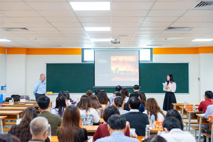 Giảng viên Khoa Tiếng Anh cập nhật phương pháp giảng dạy với giáo trình Voices 10