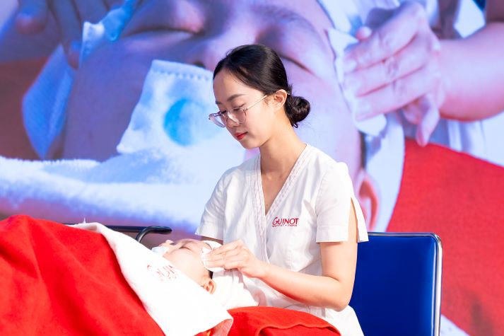 Sinh viên Khoa Thẩm mỹ và Khoa học sự sống học cách giải mã làn da cùng chuyên gia 56