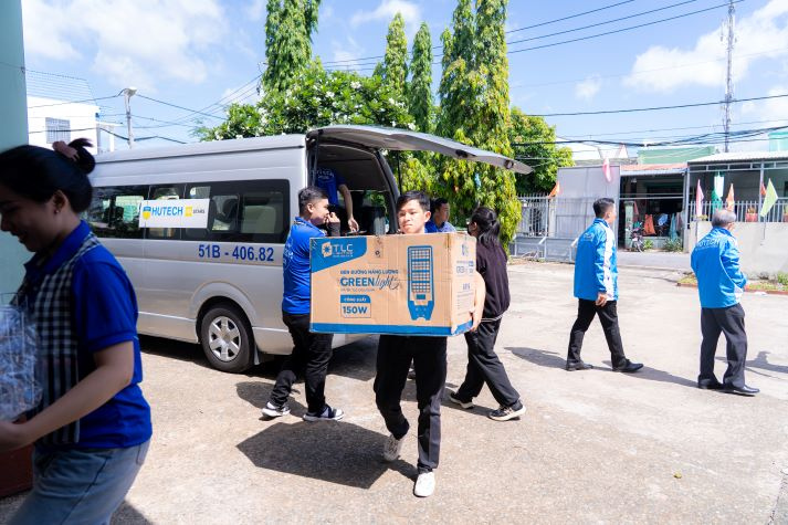 Sau 10 ngày ra quân, chiến sĩ HUTECH phủ xanh các mặt trận bằng những phần việc thiết thực 96