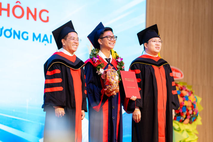 HUTECH vinh danh những gương mặt xuất sắc trong học tập và rèn luyện tại Lễ trao bằng tốt nghiệp 41