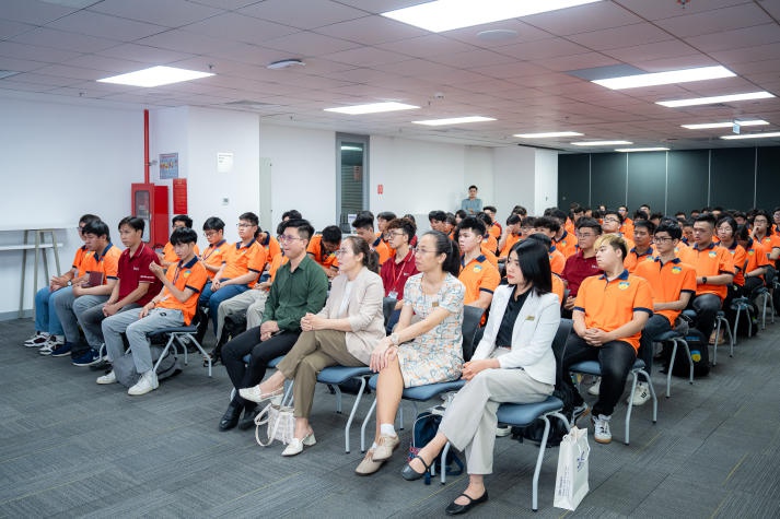 [Video] Students of the Institute of International Education visited DXC Technology Vietnam 60