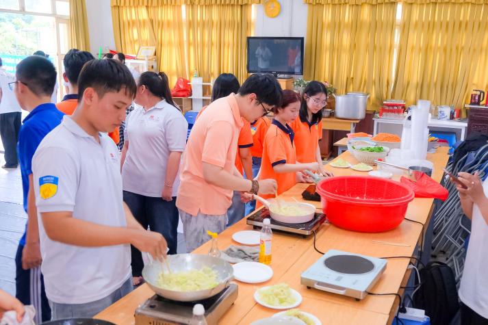 “Bát cháo đêm đông” - Hơi ấm yêu thương từ tuổi trẻ Viện Công nghệ Việt - Nhật HUTECH 29