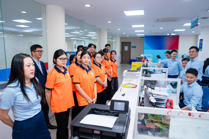 7 phòng nghiệp vụ VietinBank mở rộng góc nhìn nghề ngân hàng cho sinh viên Tài chính - Thương mại 60