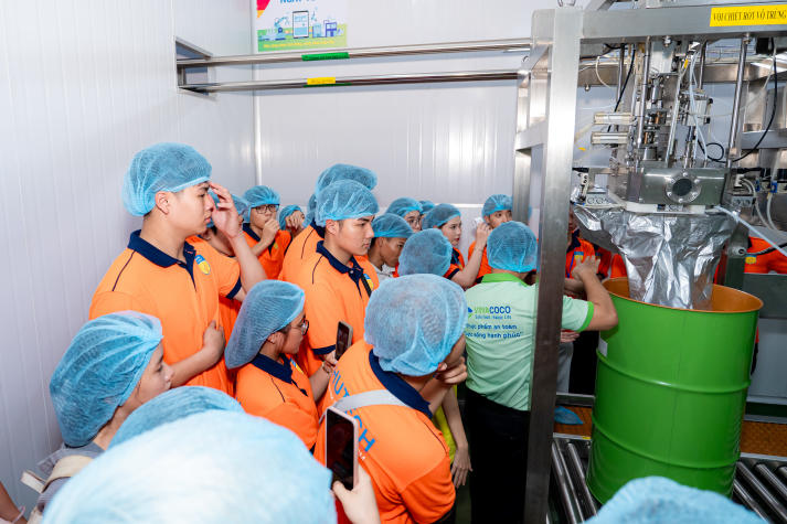 Sinh viên ngành Kinh doanh quốc tế học nghề thực tế từ chuyến tham quan Vinacoco 67