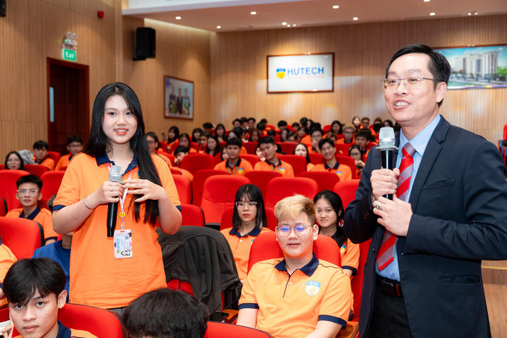 Tân sinh viên Khoa Quản trị kinh doanh “nhập cuộc” năm học mới cùng định hướng thực học - thực làm 67