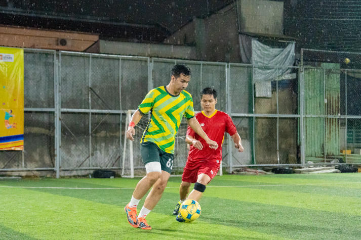 [Hội thao CB-GV-NV HUTECH 2025]: Rực lửa với những cuộc rượt đuổi tỷ số bộ môn Bóng đá nam 122