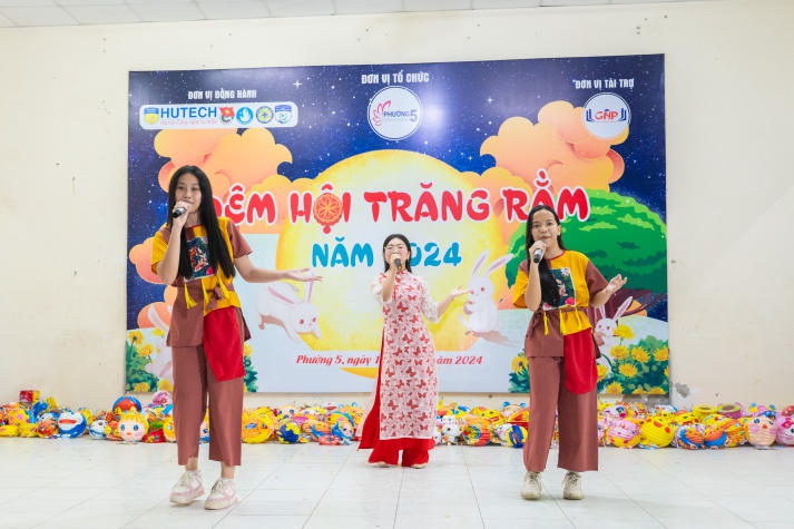 Sinh viên HUTECH mang Tết Trung thu đến các em thiếu nhi quận Bình Thạnh 71