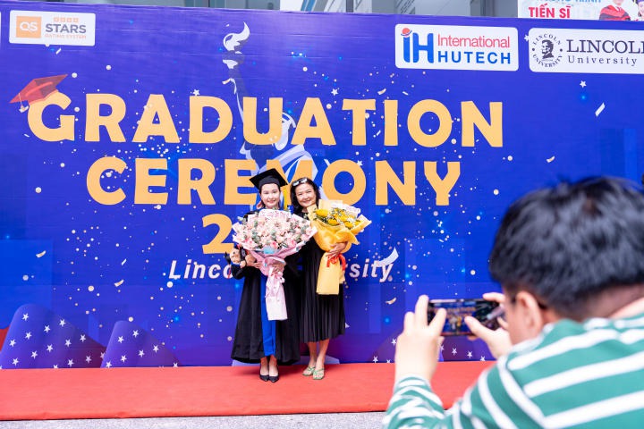 Tân Thạc sĩ, Cử nhân vinh dự nhận bằng tốt nghiệp Quốc tế từ Đại học Lincoln - Hoa kỳ trong lễ bế giảng và trao bằng tốt nghiệp 2023 154