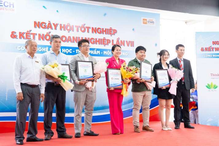 Sinh viên Viện Khoa học Ứng dụng HUTECH bảo vệ đồ án trước doanh nghiệp và “săn” việc ngay tại trường 155