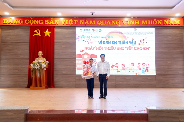 [Ảnh] Khoa Tài chính - Thương mại đồng hành cùng "Tết cho em 2025": Trao niềm vui, nhận yêu thương 34