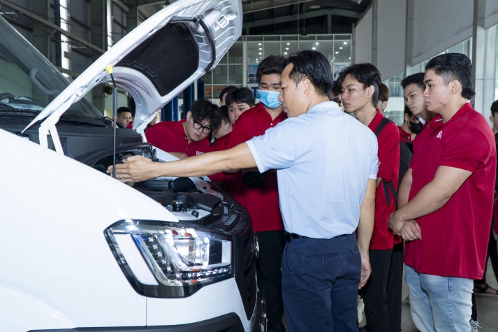 Sinh viên Công nghệ kỹ thuật ô tô khám phá thực tế ngành tại Công ty CP Truck & Bus Hyundai Trường Chinh 18