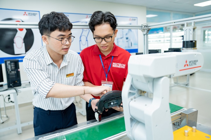 [Video] [HUTECH 30 năm] Một hành trình kiến tạo bản sắc - hội nhập - vươn tầm quốc tế 50