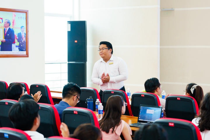 Khoa Quản trị kinh doanh tuyên dương hơn 600 sinh viên tiêu biểu HKI năm học 2022 - 2023 38