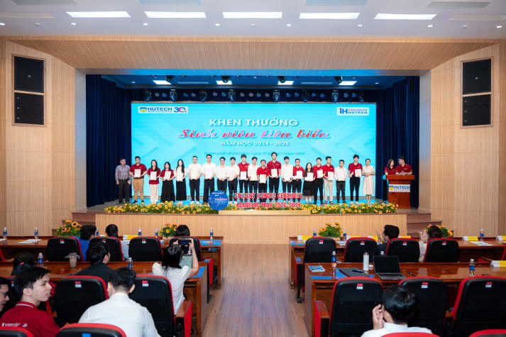 Viện Đào tạo Quốc tế ghi dấu những nỗ lực đáng tự hào tại Lễ tổng kết năm học 2024-2025 69